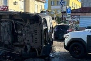 Цивільним, які перевернули бус ТЦК в Одесі, загрожує до 15 років ув'язнення 