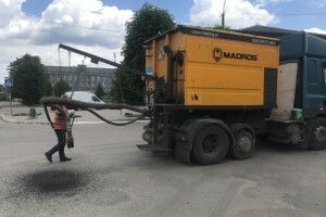 Ламається техніка: у Камені-Каширському дороги ремонтують, як мокре горить