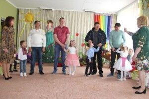 У садочку малята з татами вітали своїх мам (Фото)
