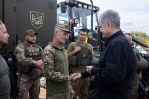 150-а поїздка Порошенка на фронт: військові отримали необхідну техніку