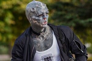 Чоловік відрізав собі пальці, щоб стати «чорним інопланетянином» (Фото 18+)