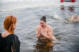 В рамках боротьби з коронавірусом молдаванам заборонили пірнати в ополонки на Водохреще