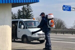 Дорожники Рівненщини дезінфікують зупинки вздовж міжнародних трас