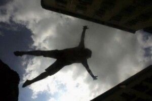 У Луцьку з 9 поверху випав чоловік