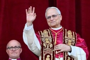Новий Папа Римський у першому недільному зверненні звернувся до України