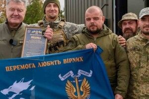 Порошенко привіз морпіхам на південний напрямок дрони, вантажівки та спорядження