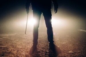 На Волині грабіжник вирвав з рук чоловіка телефон, а потім його спільники відібрали гроші