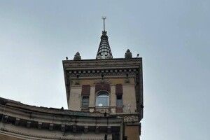 Тризуб замість зірки: в Запоріжжі декомунізували будинок з баштою 