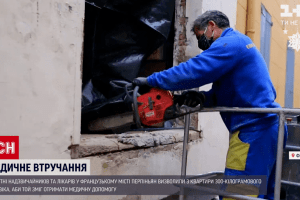 Розібрали частину фасаду будинку: французькі рятувальники евакуювали з квартири 300-кілограмового чоловіка