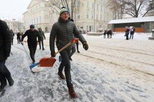 Міський голова Львова Садовий взяв лопату і пішов прибирати сніг