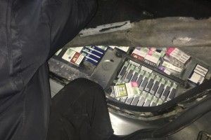 На кордоні в двох авто виявили понад тисячу пачок сигарет (Фото)