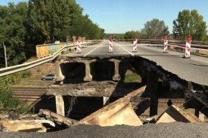 По обваленому мосту з величезною «діркою» продовжують їздити автомобілі