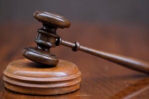 В Маріуполі 61-літній дідуган розбещував шестирічну доньку своїх друзів