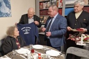 Сусіди-рівняни вручили Ліні Костенко мантію та перстень Острозької академії