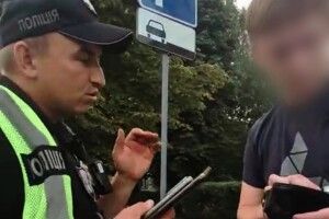 В обласному центрі Волині патрульні повернули власнику загублене портмоне
