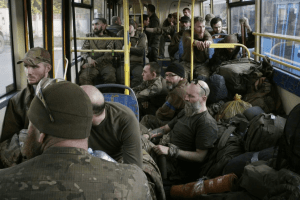 З «Азовсталі» продовжують евакуйовувати захисників Маріуполя