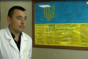 Військовий лікар-хірург з Волині привіз зі Сходу прапор з автографами бійців