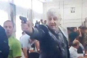 Переплюнули луцьких депутатів: у Нікополі стріляли на сесії міськради