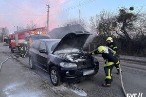 На Волині посеред вулиці загорілося авто (Фото)