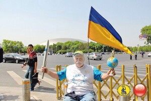 230 тисяч кілометрів на візку  із синьо-жовтим прапором здолав Микола Подрезан