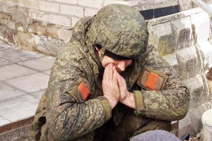 Росіянка різала вени, щоб забрати чоловіка з України