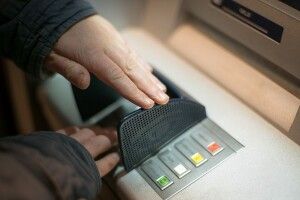 З карток українців пропадають гроші після користування банкоматами: як вберегтися 