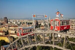 Пляжний волейбол на висоті 215 метрів: у столиці Австрії провели вражаючі зйомки (Відео)