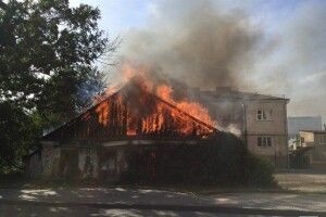 У Луцьку біля міськради горить будинок-розвалюха