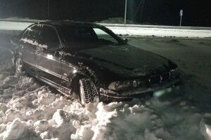 Драгер показав в небо: вдребезіну п’яний «бляхар» на BMW влетів у кучугуру снігу (Фото)