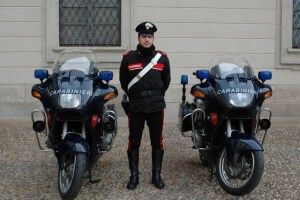 Італійських копів зобов’язали носити труси й заборонили фарбувати губи помадою