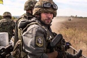До сліз: соцмережі розчулило відео, в якому українські військові зіграли в футбол із хлопчиком