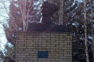 Декомунізатори знесли бюст героя анекдотів 
