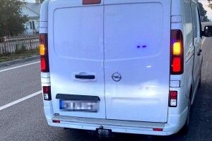 На Поліссі у водія мікроавтобуса вилучено чималу партію контрафактних алкоголю та цигарок (Фото)