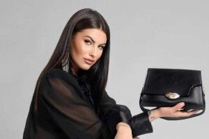 Міс Італія показала знімки у сукні з декольте до пояса (Фото)