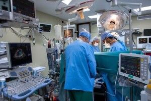 Різко збільшився живіт: 14-річній дівчині видалили 3-кілограмову пухлину