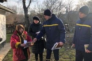 У Торчині та Садові літніх людей вчили відбиватися від червоного півня