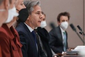 Блінкен каже, РФ могла б атакувати Україну з трьох напрямків, якщо Путін захоче. США їх застерегли