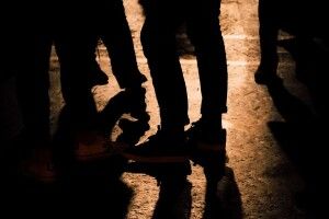 Серед ночі лучанин порізав двох людей на зупинці: один у реанімації