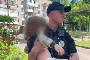 У Луцьку врятували маленьку дитину, яка ледь не випала з вікна (Відео)