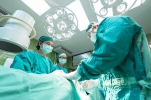 На Рівненщині пацієнтці видалили матку з пухлиною вагою понад 2 кілограми (Фото)