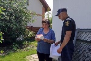 На Любешівщині рятувальники йшли від хати до хати