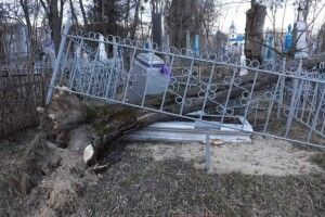 Негода наробила лиха у Ковелі на кладовищі (Фото, відео)