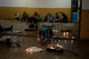 Приємні посиденьки з гітарами у темряві
