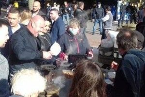 Порушили справу на кандидата в мери Вінниці від ОПЗЖ ексбоксера Узелкова: годував виборців гречкою (Відео)