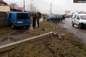 У Нововолинську «Форд» збив опору та протаранив паркан