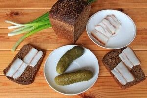 Ганьбезна ганьба: українці вже закушують горілку польським салом та російськими огірками