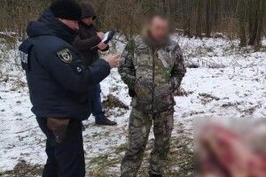 На гарячому злапали браконьєра, який застрелив червонокнижного лося (Фото)