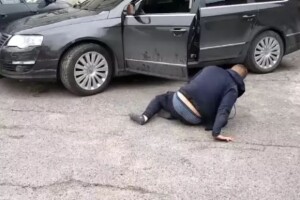 Водій повзав по асфальту і благав перехожих не здавати його копам (Відео)