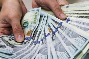 По 10 тисяч доларів: розказали про премії слідчим та прокурорам у «справах Порошенка»