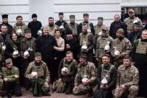 Порошенко передав бронежилети капеланам ПЦУ, які відправляються на фронт